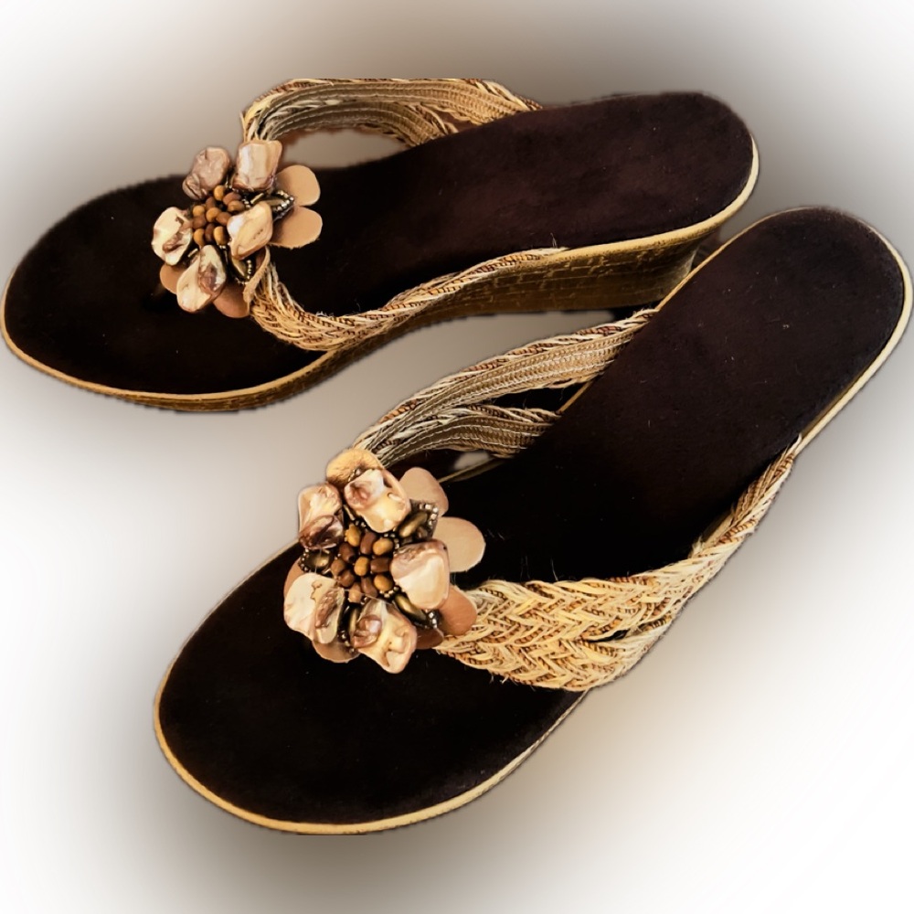 Island Made in Hawaii women’s Raffia Thong Sandal with Shells Size 9